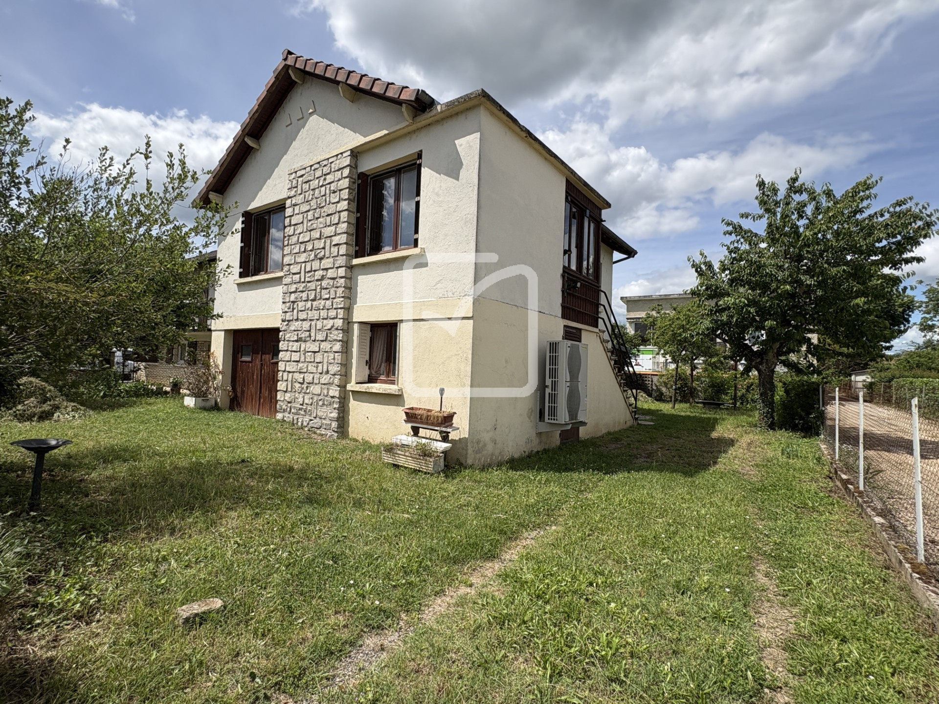 MAISON de VILLAGE AVEC JARDIN PROCHE DES COMMODITES